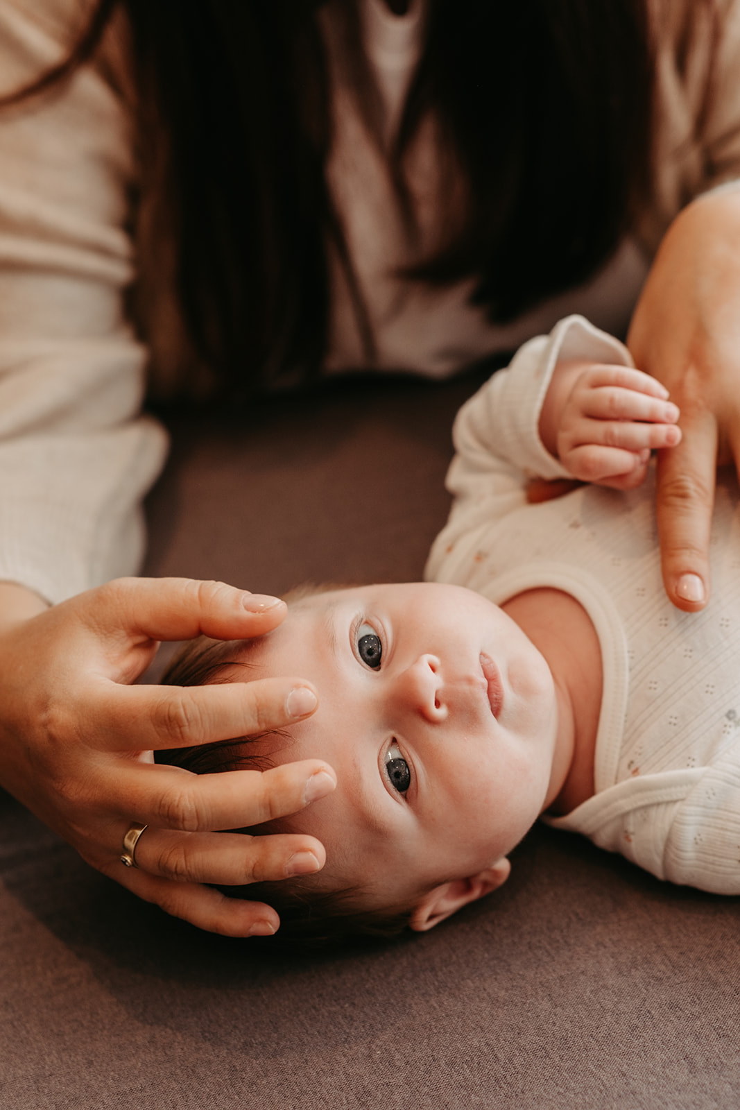 Baby liegt entspannt und schaut zur Praktikerin